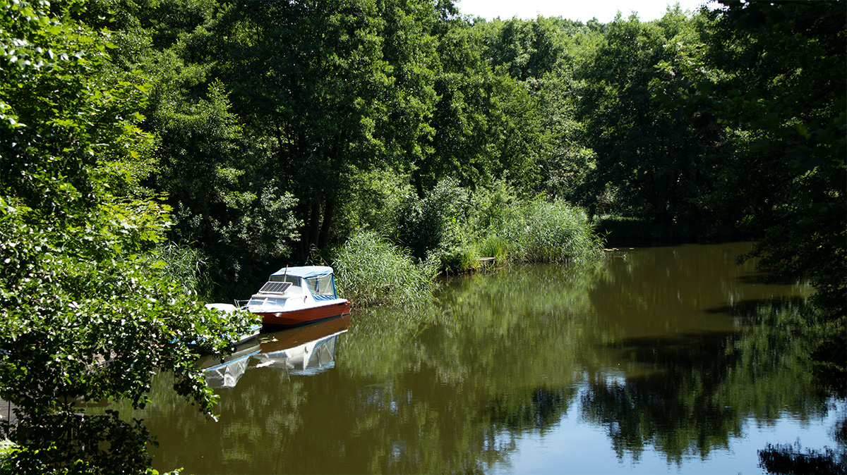 Vista desde un puente al canal Vielitz en Lindow (Mark), cerca de 52.9652333, 12.9840667, con agua tranquila, orillas verdes y paisaje de canal natural.