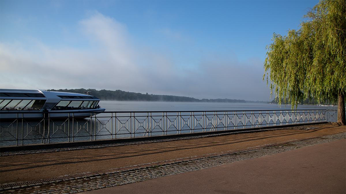 Gepflegter Spazier- und Radweg an der Seepromenade von Neuruppin mit Blick auf den Ruppiner See