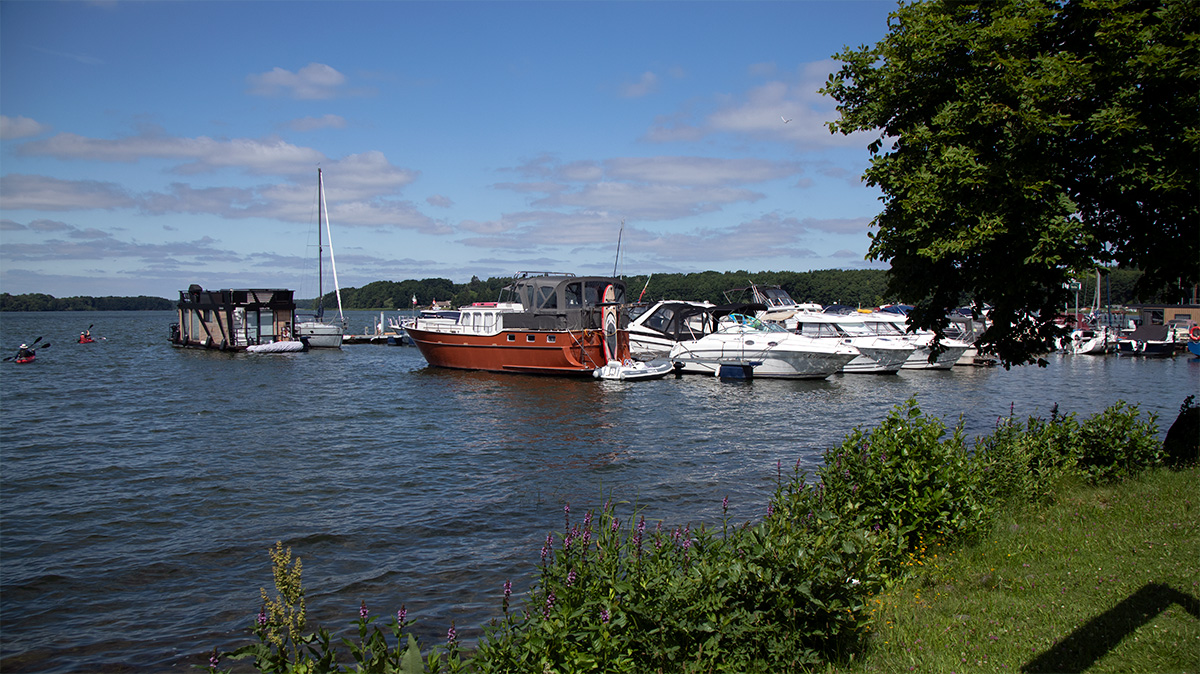 Marina no Gudelacksee em Lindow (Mark), perto de 52.9719000, 12.9828333, com barcos, pontões e vista sobre o lago.
