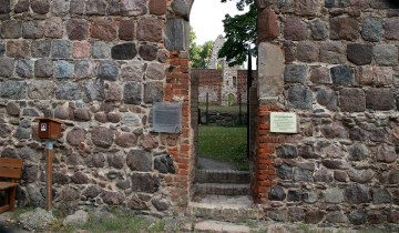 Historische Klosterruine des Klosters Lindow auf dem Klostergelände am Wutzsee.
