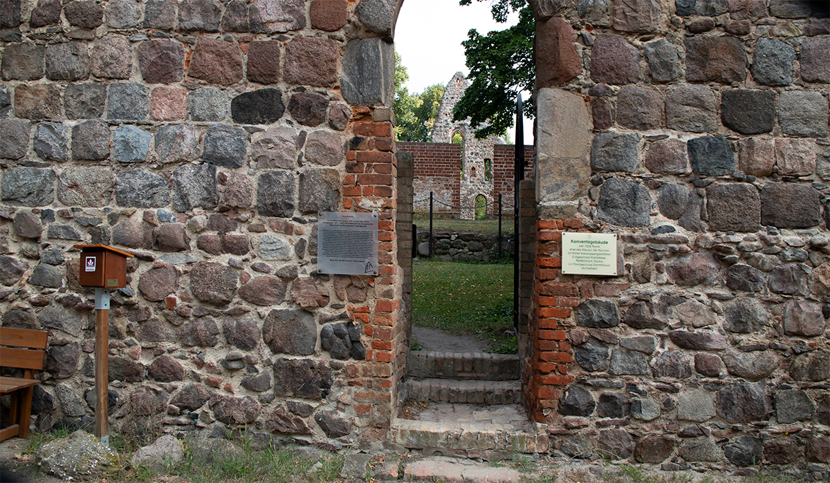 Rovine storiche del monastero di Lindow nell'area monastica sul Wutzsee.