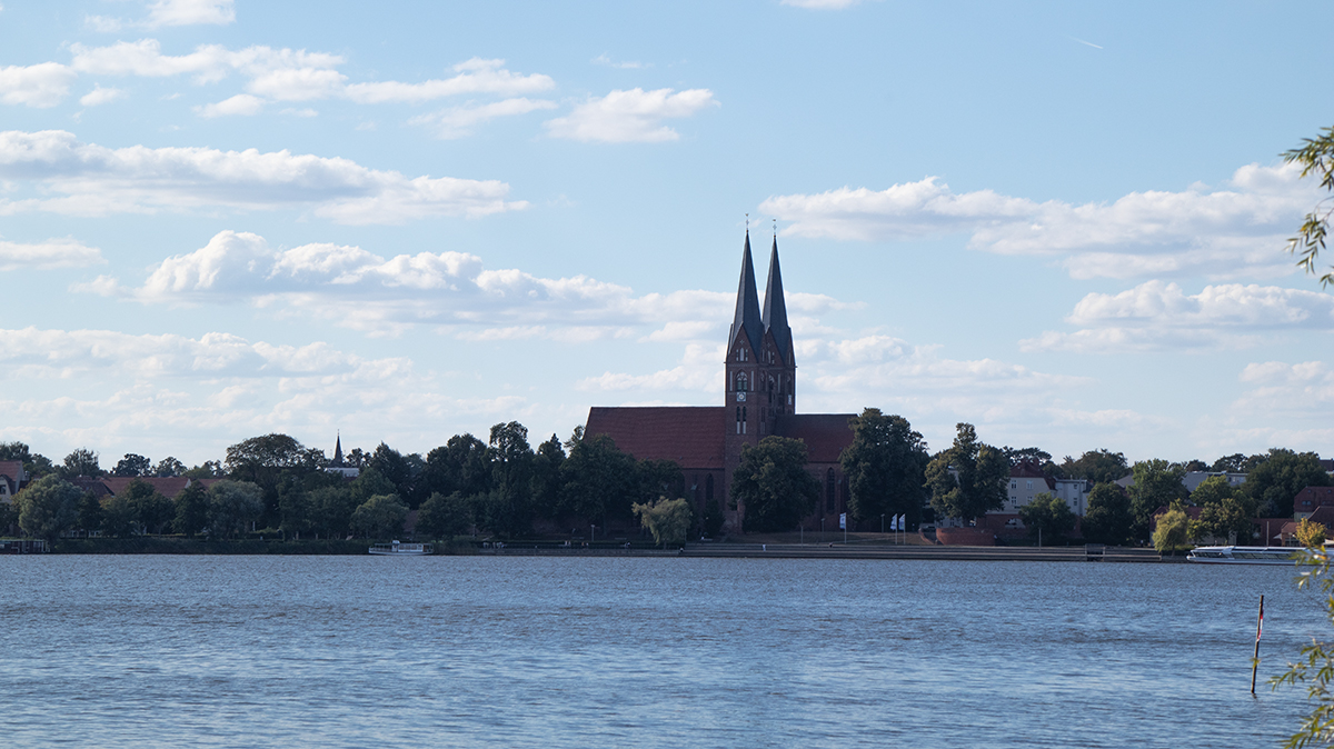 Místo ke koupání u jezera Ruppiner See s výhledem na Neuruppin