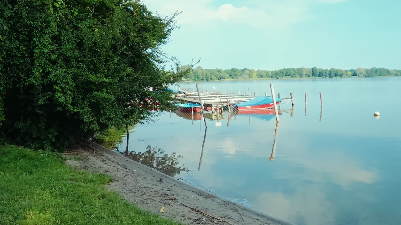 Blick über die kleine Badestelle mit Bojen, Booten und Schilfufer auf den Ruppiner See bei Neuruppin.
