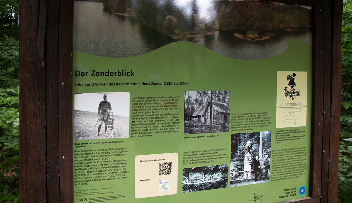53.0210517, 12.7893383 koordinatlarındaki “Der Zanderblick” bilgi panosu; bölge ormancısı Hans Zander ve seyir noktasının adının kökeni hakkında bilgiler içerir.
