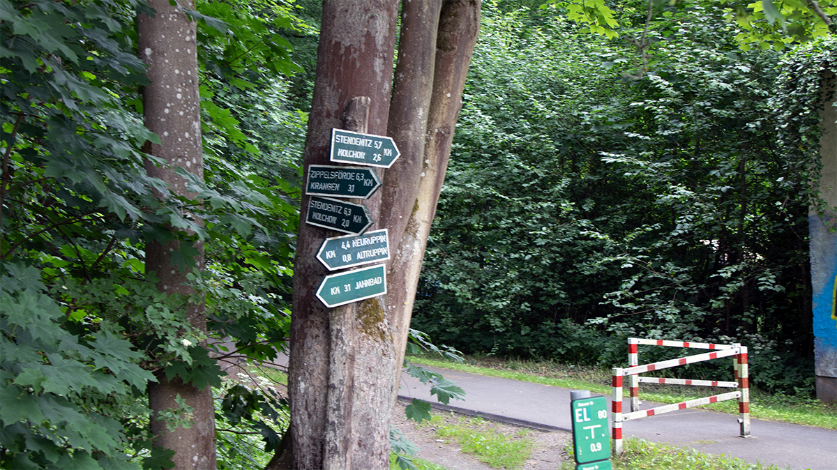 Señalizador en la esclusa de Alt Ruppin con indicaciones para rutas en bicicleta hacia Stendenitz, Zippelsförde, Krangen, Molchow y Neuruppin.