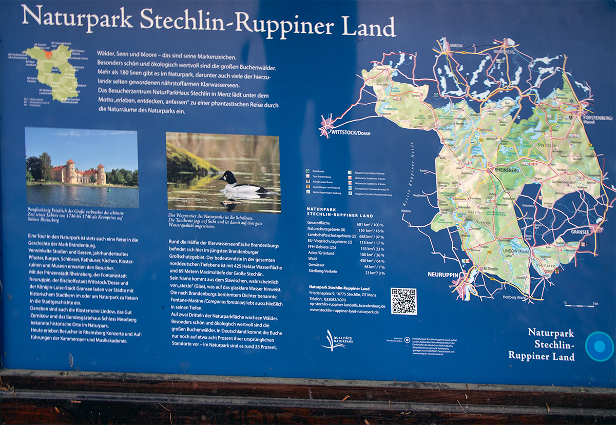 Infotafel zum Naturpark Stechlin-Ruppiner Land mit Karte, Naturpark-Informationen und Hinweisen zu Seen, Wäldern und Ausflugszielen.