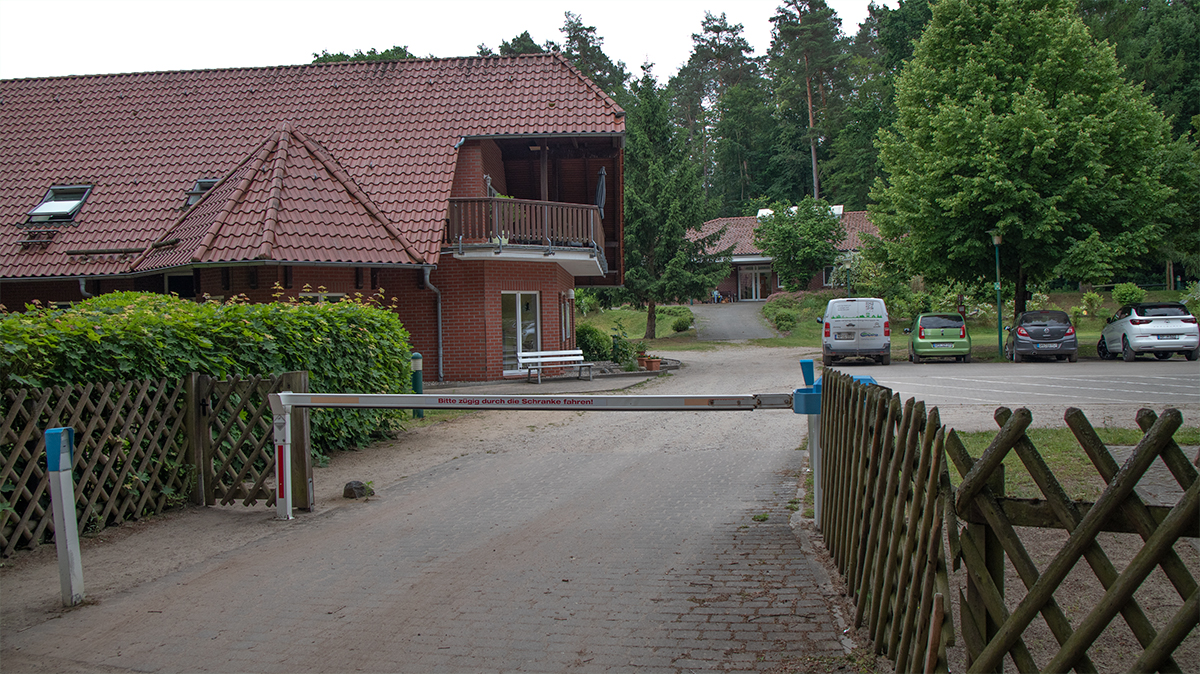 Eingang zum Campingplatz am Tornowsee bei 53.0188967, 12.8130083 in der Ruppiner Schweiz, Ankunfts- und Orientierungspunkt für Campinggäste.